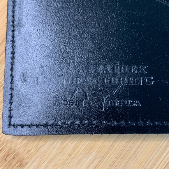 Sleek Black Leather card Holder Wallet with Silver Accent - Picture 6 of 8